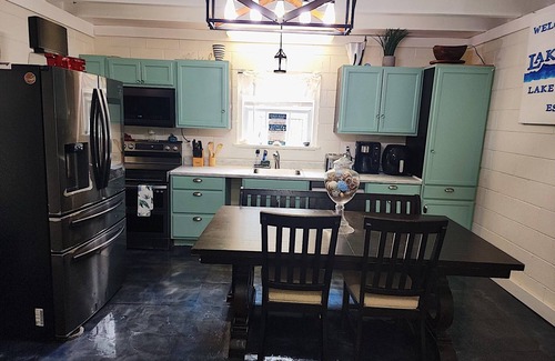 Lakewood Estates Cottage | Relaxing cabin, dock accessible just steps away from Lake Travis. Dog friendly!