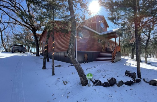 Denison House | Relaxing Cabin Getaway near Lake Texoma ~ your retreat awaits!