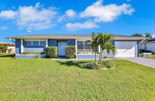 North Port House | Relaxing canal front 2 BR pool home in North Port - Pineapple Way