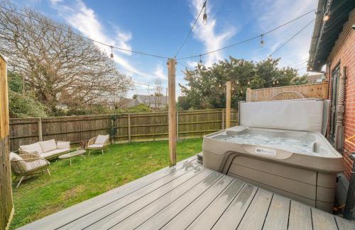 New Forest District Apartment | Relaxing Coastal Cottage with Hot Tub & Views