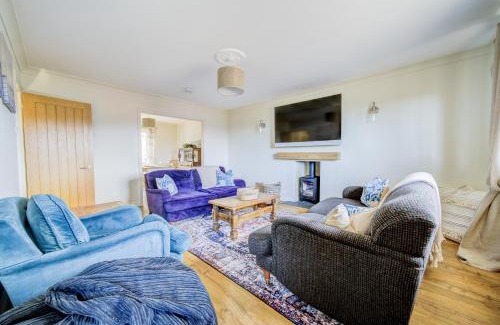 New Forest District Apartment | Relaxing Coastal Cottage with Hot Tub & Views