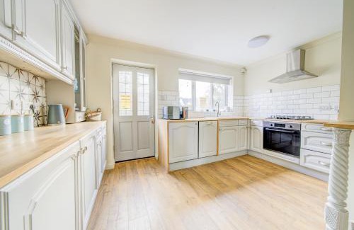 New Forest District Apartment | Relaxing Coastal Cottage with Hot Tub & Views