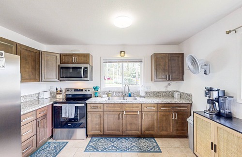 Kapoho House | Relaxing dog-friendly home near beaches, private W/D and shared pool
