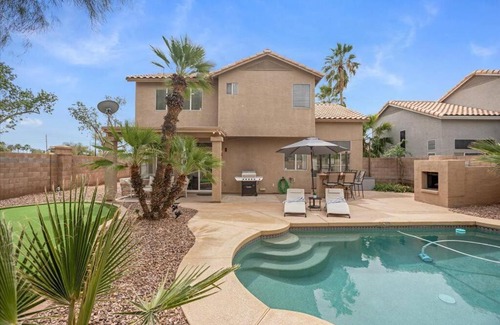 Val Vista Lakes House | Relaxing Family Oasis w/Heated Pool, Putting Green