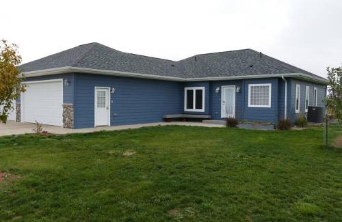 Pierre House | Relaxing Getaway - Fun at the Lake