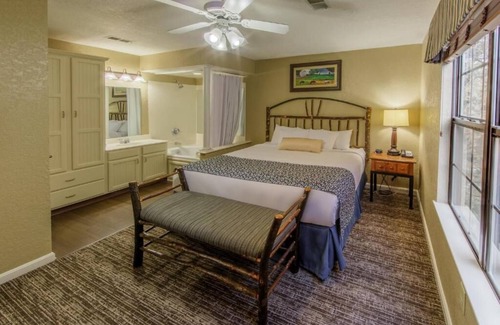 South Lee Hotel | Relaxing Getaway: Pools, Games & Movie Nights