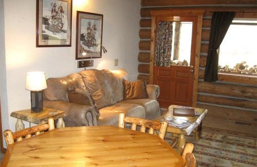 Darby House | Relaxing Glamping Vacation: Fantastic Log Cabin with a Hot Tub in Darby, MT