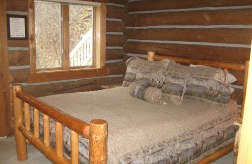 Darby House | Relaxing Glamping Vacation: Fantastic Log Cabin with a Hot Tub in Darby, MT
