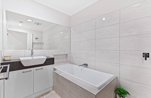 Ballarat North House | Relaxing Haven Ballarat - spacious, warm, free WIFI