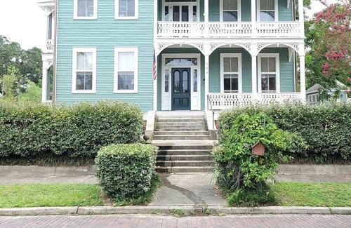 Old East Hill Apartment | Relaxing Historic Suite Downtown | 12 min to Beach