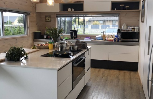 Papamoa Beach House | Relaxing home 5 mins walk from beach and shops