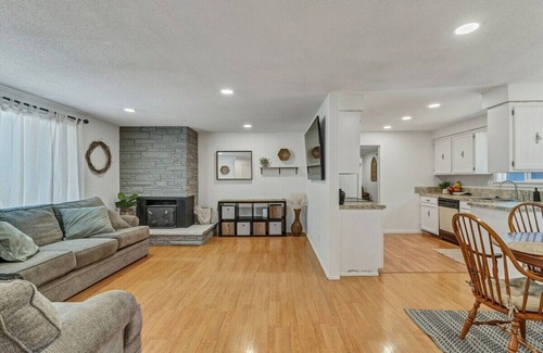 Albany House | Relaxing Home w/Fenced Yard & Covered Patio!