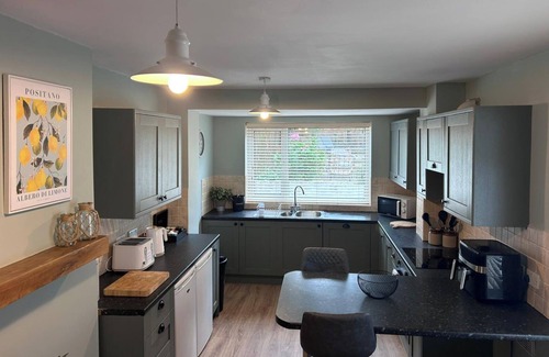 Sketty House | Relaxing, Homely Feel With a Spacious Garden