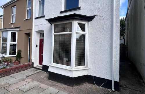 Sketty House | Relaxing, Homely Feel With a Spacious Garden