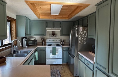 Pinetop Cabin | Relaxing mountain escape, fully stocked, with Wi-Fi in Pinetop Country Club