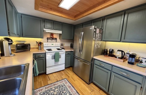 Pinetop Cabin | Relaxing mountain escape, fully stocked, with Wi-Fi in Pinetop Country Club