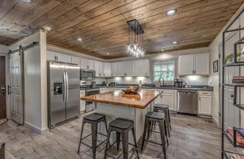 Ellijay House | Relaxing, Modern Cabin w/Hot Tub and Game Room