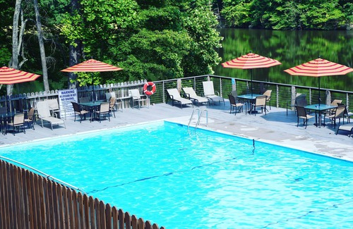 Deep Gap Cabin | Relaxing Mountain Getaway! Hot Tub, Grill, 2 Decks, Trails, EV & Dog Friendly