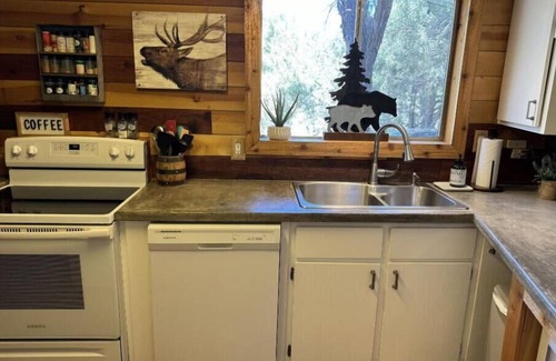 Payson Cabin | Relaxing Mountain Getaway, Rivers, Fishing, Trails, Waterfalls, Hiking, Cabin