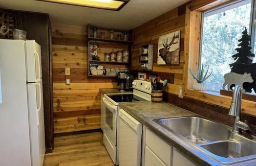 Payson Cabin | Relaxing Mountain Getaway, Rivers, Fishing, Trails, Waterfalls, Hiking, Cabin