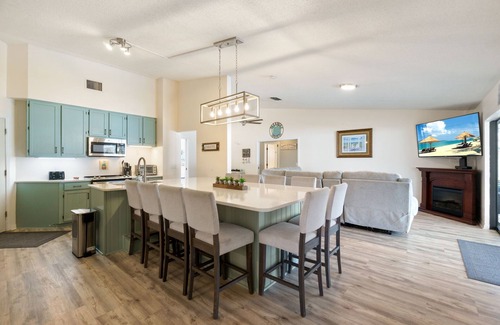 Englewood South House | Relaxing Oasis Near the Beach! Heated Pool!