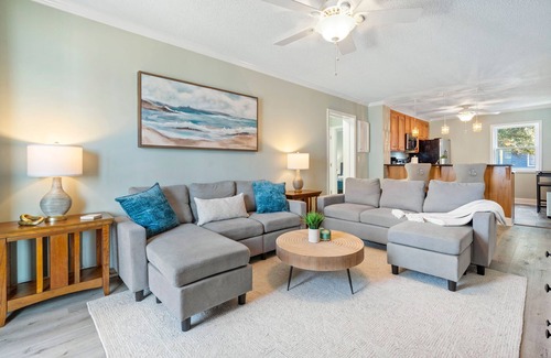 McCutcheon Field Condo | Relaxing Oceanfront Condo with Private Balcony + Linens Included