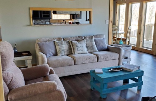 Fountain Run Cabin | Relaxing on lake time