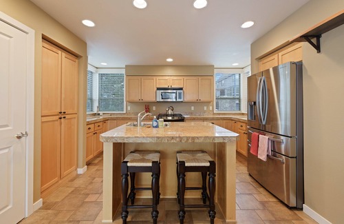 Redmond House | Relaxing Retreat w/hot tub, Views and AC