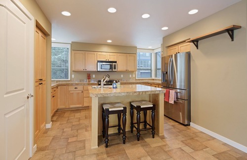 Redmond House | Relaxing Retreat w/hot tub, Views and AC