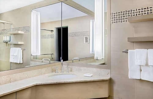 East Cambridge Hotel | Relaxing Room in central Cambridge w/Pool & Charles River Views