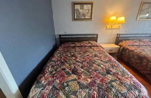 Brownsville Hotel | Relaxing Room w/Pool Near Children’s Museum & Zoo