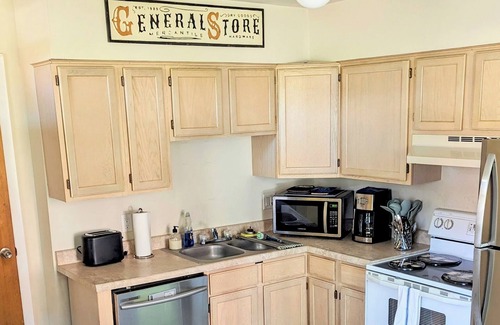 Cumberland Apartment | Relaxing Rustic Oasis - 6 min walk to Downtown! Cyclist Welcomed & Pet friendly!