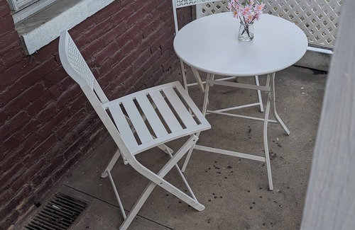 Cumberland Apartment | Relaxing Rustic Oasis - 6 min walk to Downtown! Cyclist Welcomed & Pet friendly!