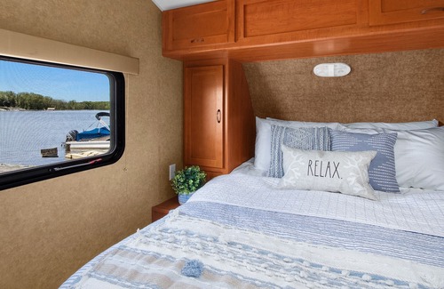 La Crosse House | Relaxing RV overlooking Gill's Cove Marina!