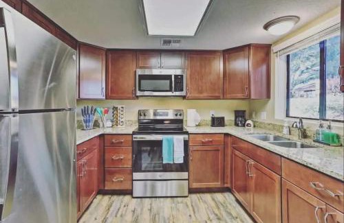 Oak Creek House | Relaxing Sedona Retreat - Walk to Shops & Trails