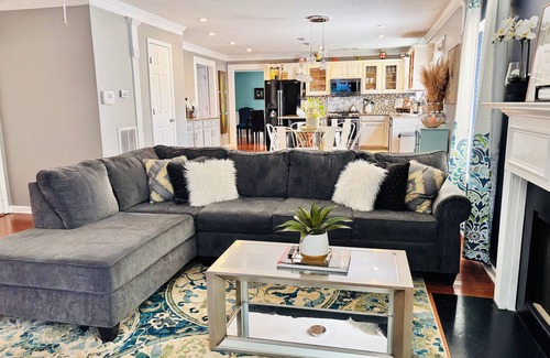 Ellenwood House | Relaxing Spacious and Cozy 4 to 5 bedroom-house in Ellenwood.