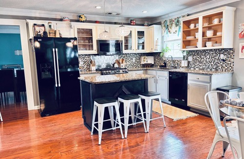 Ellenwood House | Relaxing Spacious and Cozy 4 to 5 bedroom-house in Ellenwood.