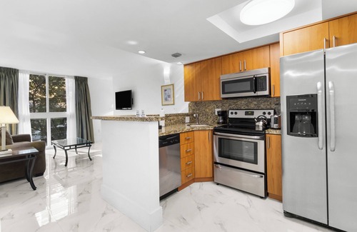 Coconut Grove Hotel | Relaxing Stay! 2 1BR Units w/Kitchen, Parking! Short Walk to Dinner Key Marina!