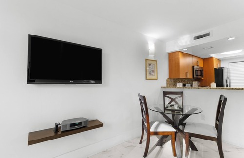 Coconut Grove Hotel | Relaxing Stay! 2 1BR Units w/Kitchen, Parking! Short Walk to Dinner Key Marina!