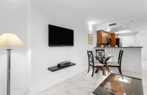 Coconut Grove Hotel | Relaxing Stay! 2 1BR Units w/Kitchen, Parking! Short Walk to Dinner Key Marina!