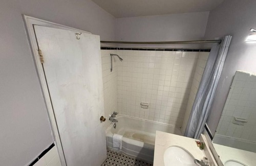 Danville Hotel | Relaxing Stay Near Ballou Park Trails – Pets OK, Free Parking, King Comfort