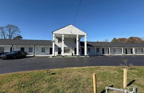 Danville Hotel | Relaxing Stay Near Ballou Park Trails – Pets OK, Free Parking, King Comfort
