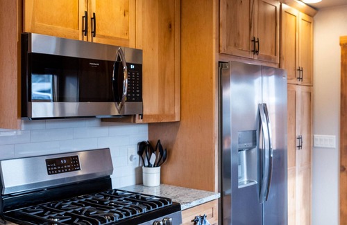 Williams House | Relaxing Stoney Cottage- Air Conditioning and Gas Fire Pit.