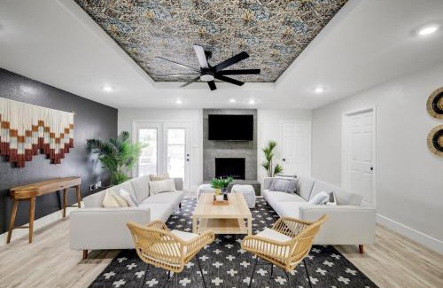 DeSoto House | Relaxing Texas Retreat 4BR w Pool & Dream Kitchen