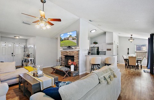 Jacksonville House | Relaxing two bedroom home with lake view