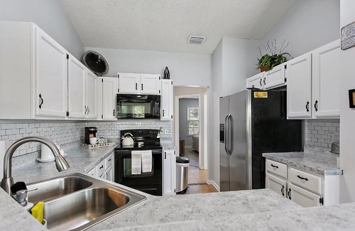 Jacksonville House | Relaxing two bedroom home with lake view