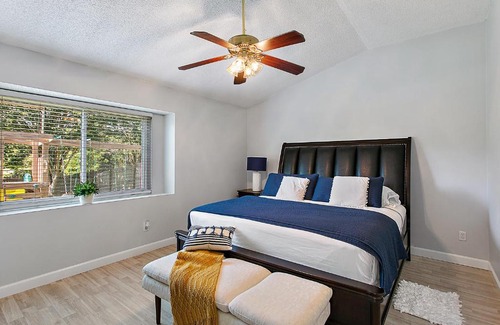Jacksonville House | Relaxing two bedroom home with lake view