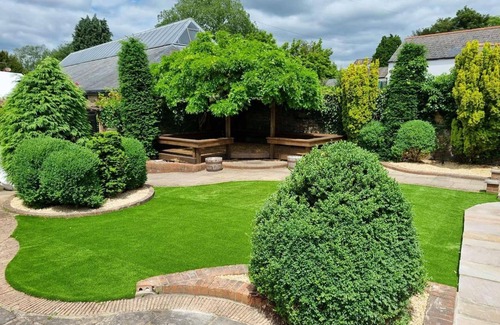 Caerleon House | Remarkable 4-bed Cottage in Cearleon