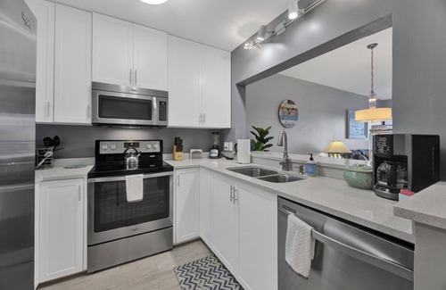 Old Naples Condo | Remodeled 2/2 + Bonus Rm Condo - Waterfront in Downtown Naples - Covered Parking