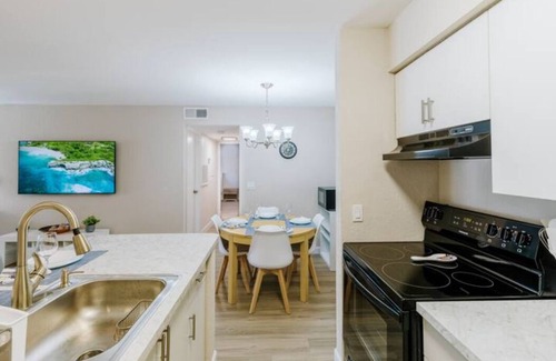 Deerfield Beach Apartment | Remodeled 2 bed grnd floor vacation apt ,7 minutes away From Beach!